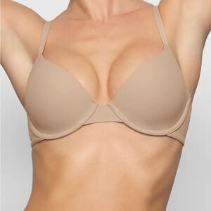 SKIMS brand new with tags fits everybody T shirt bra in color clay 32c